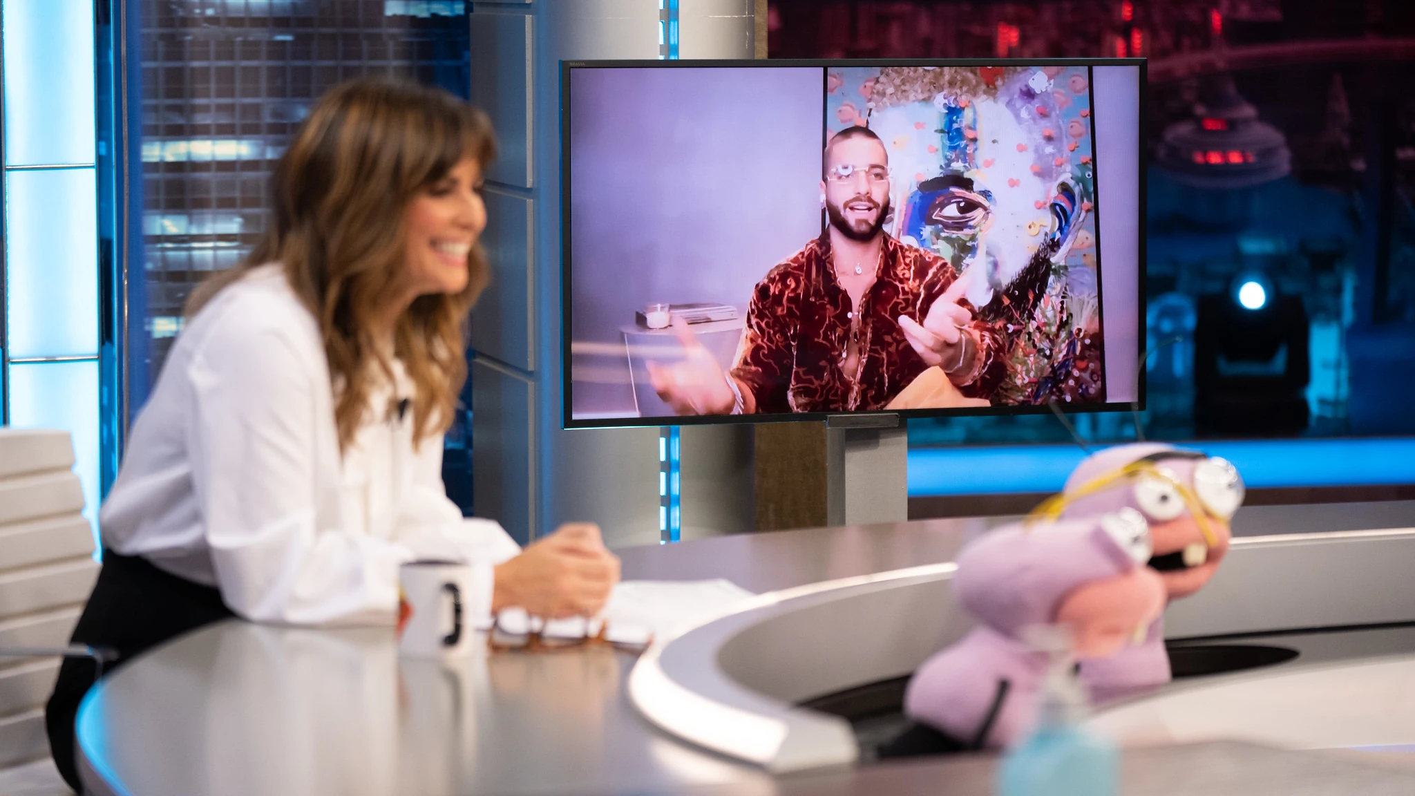 Maluma, sobre el artista que ha hecho su nueva portada: "Hace su arte con deshechos del mar"