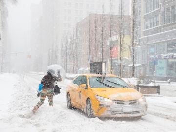 Una mujer corre hacia un taxi en Union Square