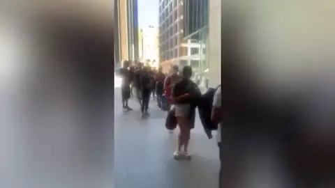 Las surrealistas colas para comprar en Weston, Australia, tras detectarse un caso de coronavirus Las surrealistas colas para comprar en Weston, Australia, tras detectarse un caso de coronavirus