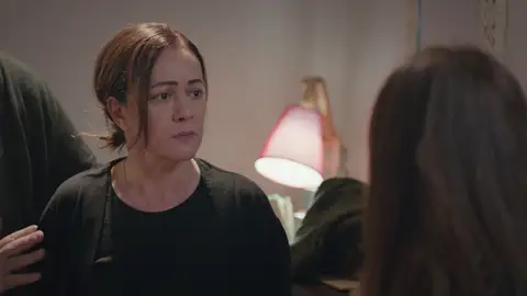 Hatice obliga a Sirin a que les lleve ante Suat para encontrar a Bahar Hatice obliga a Sirin a que les lleve ante Suat para encontrar a Bahar