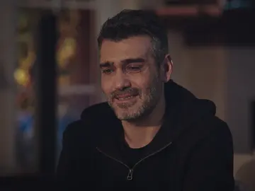 Sarp confiesa sus sentimientos a Bahar: “Ahora soy completamente feliz” Sarp confiesa sus sentimientos a Bahar: “Ahora soy completamente feliz”