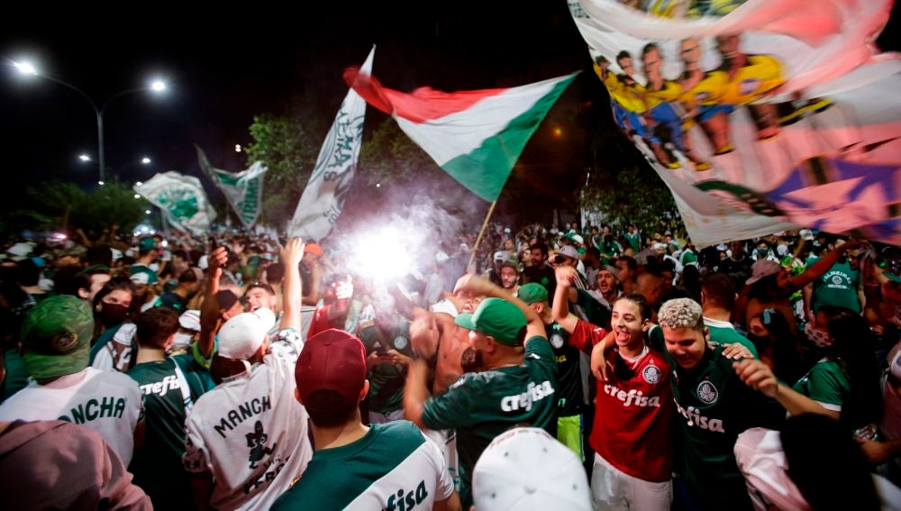 Cientos de hinchas de Palmeiras celebran la conquista de la Copa Libertadores