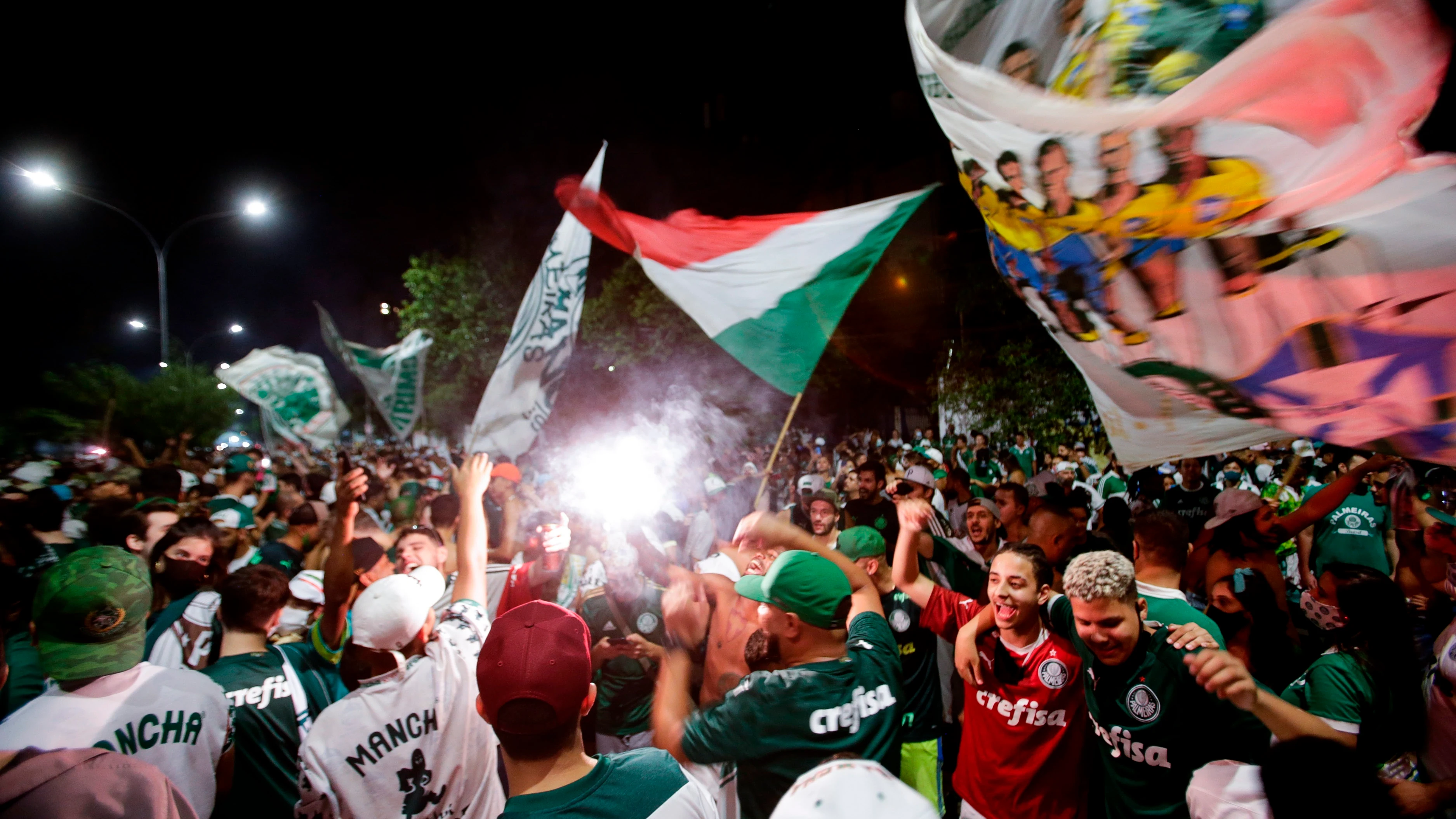 Cientos de hinchas de Palmeiras celebran la conquista de la Copa Libertadores Cientos de hinchas de Palmeiras celebran la conquista de la Copa Libertadores