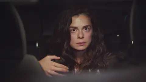 Tensión entre Bahar y Sarp, que decide mentir sobre la muerte de Yeliz Tensión entre Bahar y Sarp, que decide mentir sobre la muerte de Yeliz