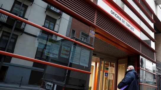 Un hombre entra a una oficina de empleo