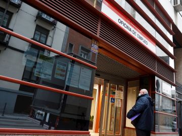 Un hombre entra a una oficina de empleo
