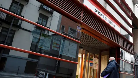 Un hombre entra a una oficina de empleo Un hombre entra a una oficina de empleo