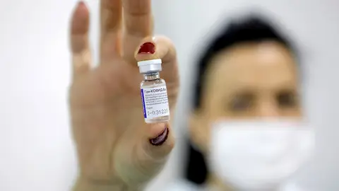 Una sanitaria muestra un vial de la vacuna rusa (Sputnik V) contra el coronavirus Una sanitaria muestra un vial de la vacuna rusa (Sputnik V) contra el coronavirus