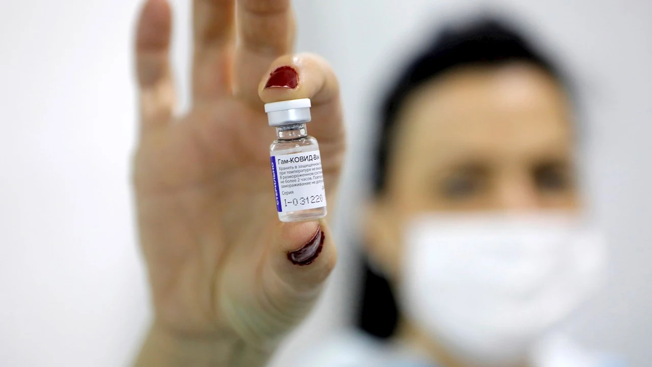 Una sanitaria muestra un vial de la vacuna rusa (Sputnik V) contra el coronavirus Una sanitaria muestra un vial de la vacuna rusa (Sputnik V) contra el coronavirus