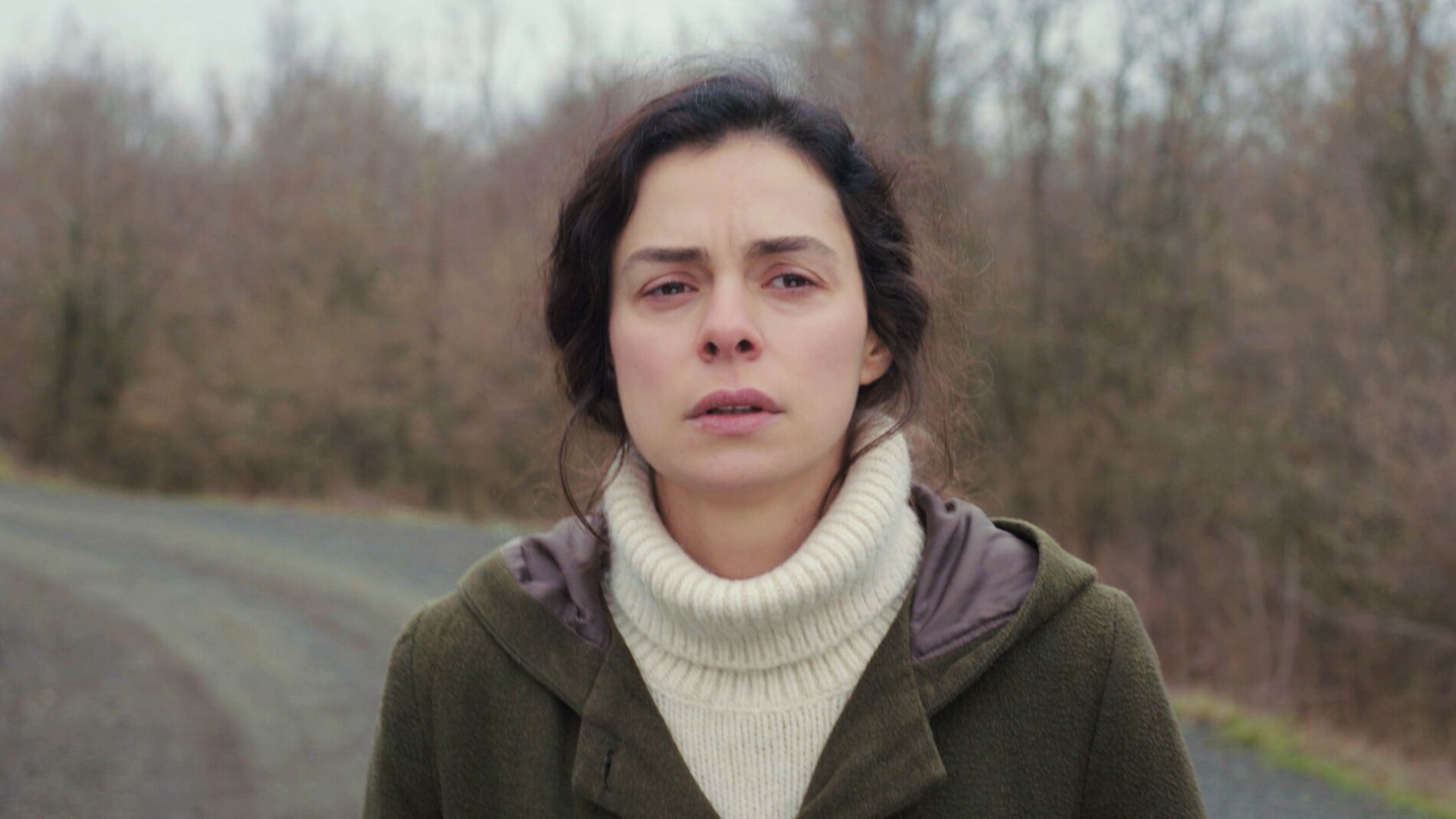 Bahar consigue un momento de soledad, agobiada por la situación con Sarp
