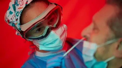 Una sanitaria realiza un test de antígenos Una sanitaria realiza un test de antígenos