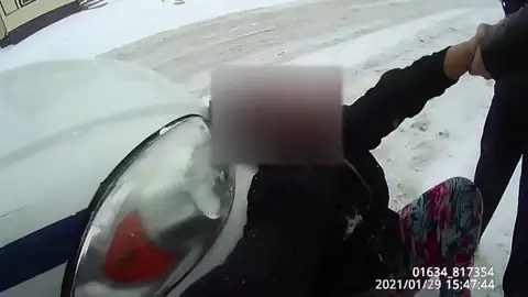 Vídeo: La policía de Rochester rocía con gas pimienta a una niña afroamericana de 9 años Vídeo: La policía de Rochester rocía con gas pimienta a una niña afroamericana de 9 años