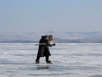 Lyubov Morekhodova, la anciana de 79 años que patina sobre un lago helado de Siberia para poder llegar a su granja