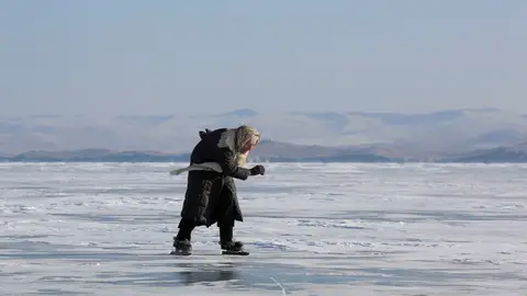 Lyubov Morekhodova, la anciana de 79 años que patina sobre un lago helado de Siberia para poder llegar a su granja Lyubov Morekhodova, la anciana de 79 años que patina sobre un lago helado de Siberia para poder llegar a su granja