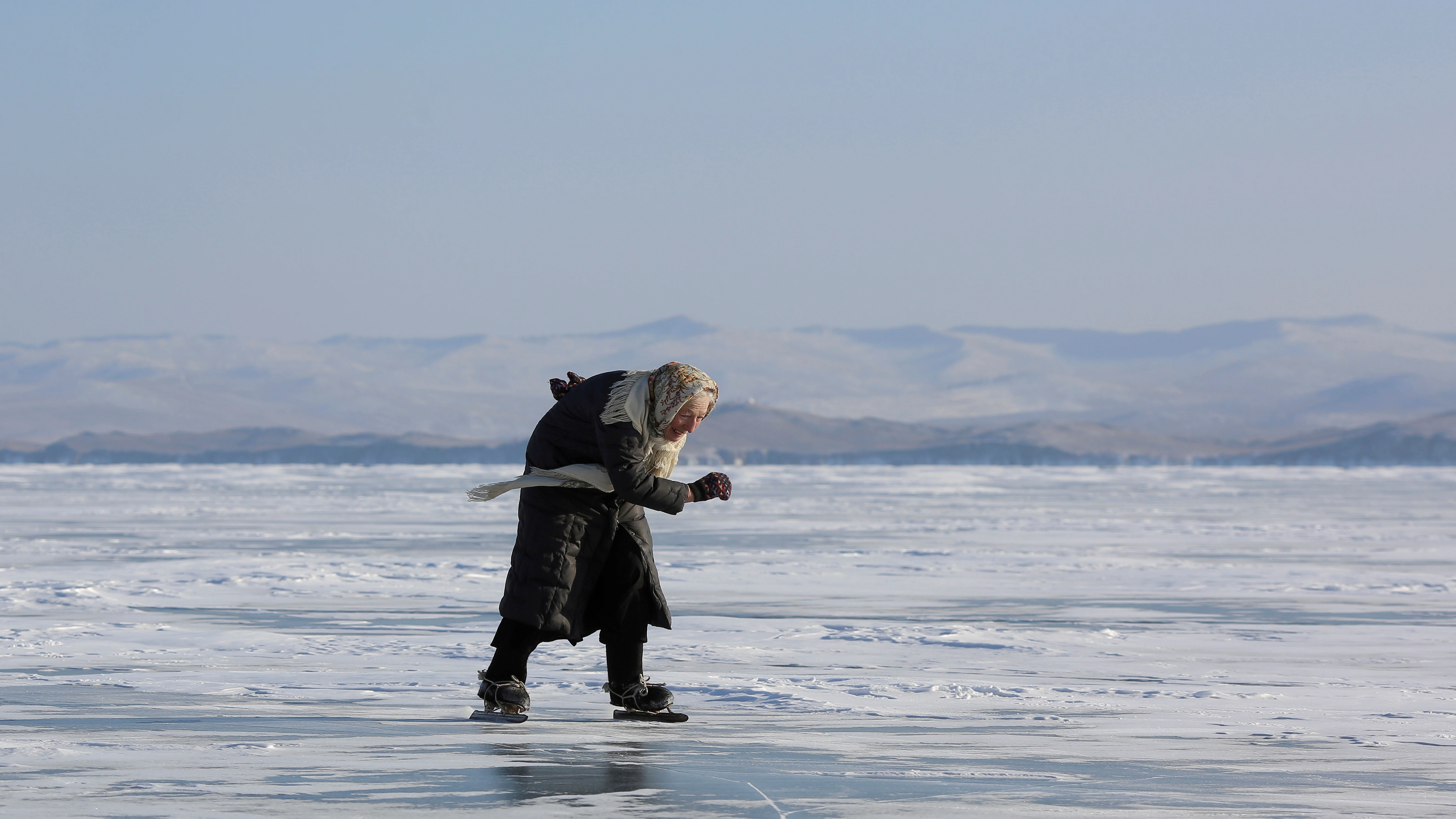 Lyubov Morekhodova, la anciana de 79 años que patina sobre un lago helado de Siberia para poder llegar a su granja Lyubov Morekhodova, la anciana de 79 años que patina sobre un lago helado de Siberia para poder llegar a su granja