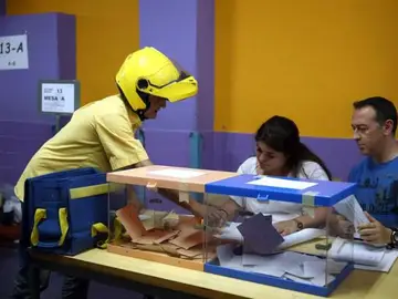 Imagen de archivo de un cartero entregando el voto por correo en una mesa electoral Imagen de archivo de un cartero entregando el voto por correo en una mesa electoral