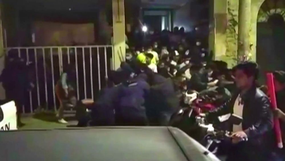 70 personas intentan huir de una fiesta ilegal en Boliva provocando una avalancha humana a pesar del coronavirus