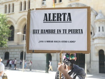 Imagen de una pancarta durante una manifestación en respuesta a las 'colas del hambre' el pasado mes de julio