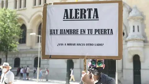 Imagen de una pancarta durante una manifestación en respuesta a las 'colas del hambre' el pasado mes de julio Ingreso Mínimo Vital