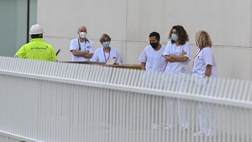 Un grupo de sanitarios a las puertas del hospital de pandemias Isabel Zendal.