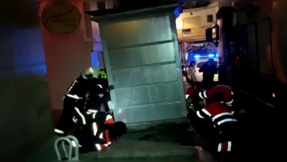 Rescatan a una mujer en Marbella atrapada en un contenedor soterrado de basura 