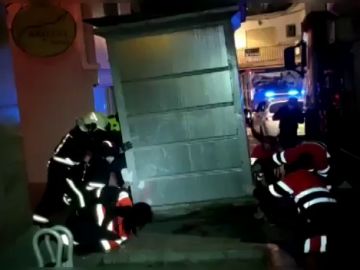 Rescatan a una mujer en Marbella atrapada en un contenedor soterrado de basura 