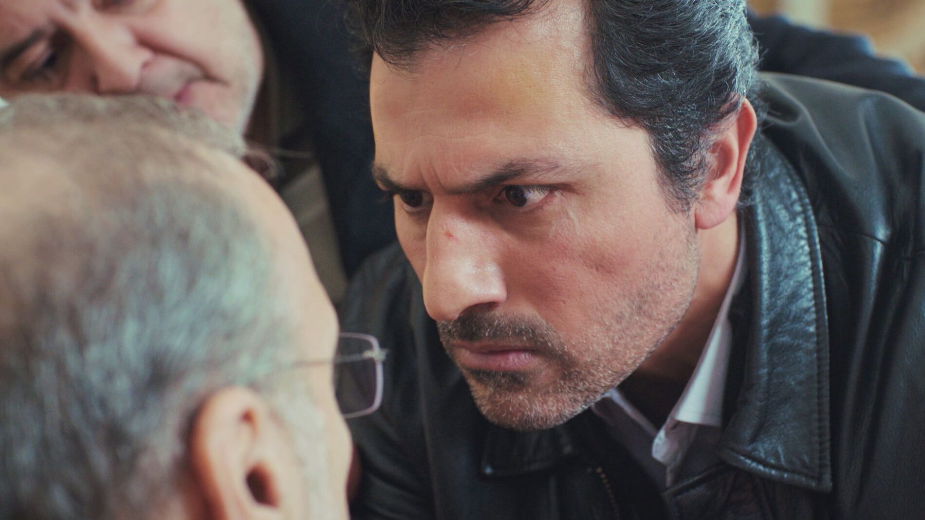 Arif y Enver se enfrentan a Suat: inician su propia investigaci&oacute;n para llegar a la verdad