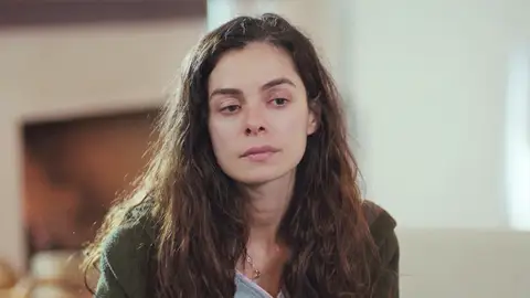 Bahar, desconcertada al descubrir que Piril ha elegido los regalos para Nisan y Doruk Bahar, desconcertada al descubrir que Piril ha elegido los regalos para Nisan y Doruk