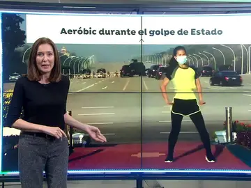 Una profesora de aeróbic continúa con su clase con normalidad en mitad del golpe de Estado en Birmania Una profesora de aeróbic continúa con su clase con normalidad en mitad del golpe de Estado en Birmania