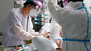 Médicos de UCI atienden a un paciente de Coronavirus. Médicos de UCI atienden a un paciente de Coronavirus.