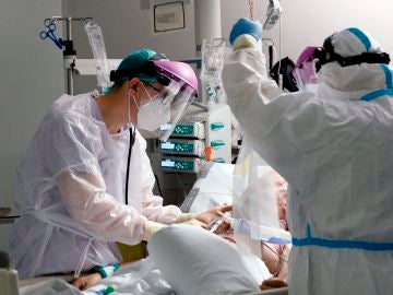 Médicos de UCI atienden a un paciente de Coronavirus. 