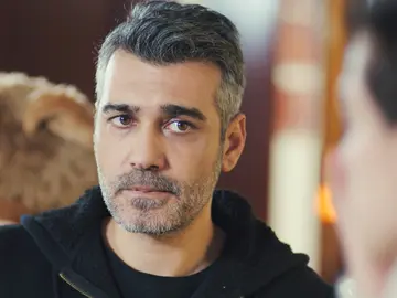 La ‘cobra’ de Bahar a Sarp: evita darle el beso que sus hijos estaban forzando La ‘cobra’ de Bahar a Sarp: evita darle el beso que sus hijos estaban forzando