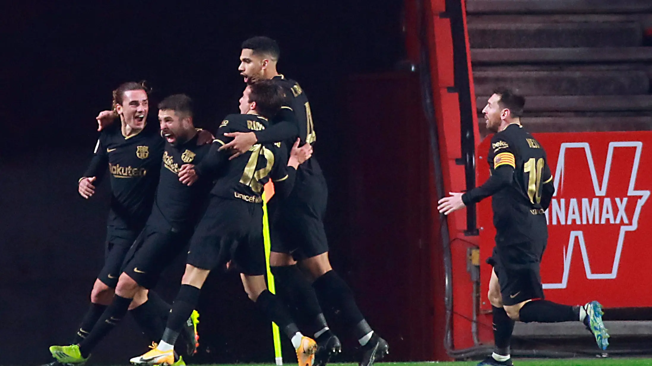 El Barcelona celebra un gol de Jordi Alba contra el Granada en el partido de cuartos de final de Copa del Rey