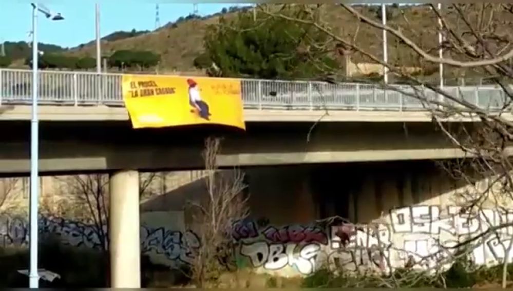 El 'caganer' gigante de Sociedad Civil Catalana en las entradas de Barcelona: 'El procés, la gran cagada'