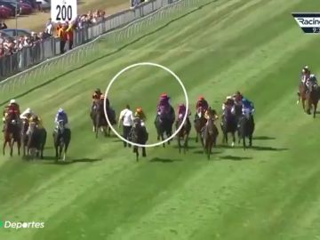 El escalofriante momento en que un espontáneo salta en mitad de un carrera de caballos en Nueva Zelanda