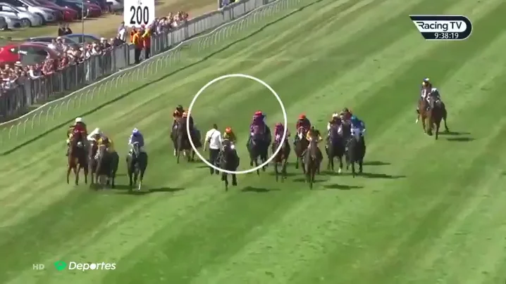 El escalofriante momento en que un espont&aacute;neo salta en mitad de un carrera de caballos en Nueva Zelanda
