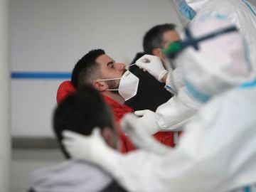 Sanitarios realizando test de covid
