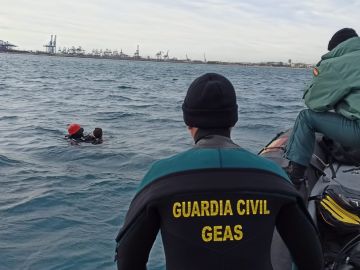 Localizan el cuerpo sin vida del joven desaparecido tras caer al mar en Valencia
