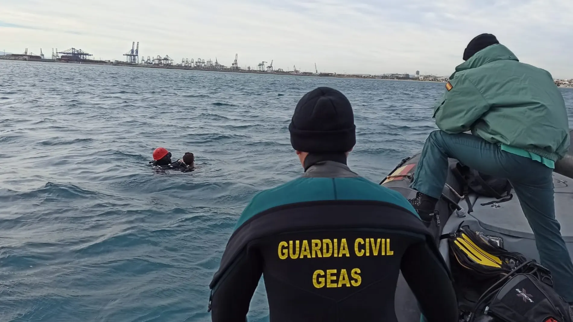 Localizan el cuerpo sin vida del joven desaparecido tras caer al mar en Valencia Localizan el cuerpo sin vida del joven desaparecido tras caer al mar en Valencia