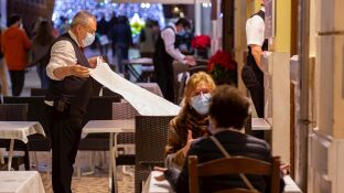 Varias personas con mascarilla en una terraza de M&aacute;laga