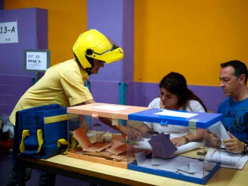 Elecciones Cataluña 2021: Un cartero entrega el voto por correo en una mesas electoral del Colegio Santa Marta de l'Hospitalet de Llobregat