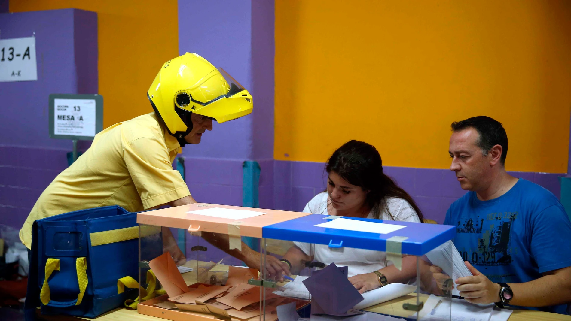 Elecciones Cataluña 2021: Un cartero entrega el voto por correo en una mesas electoral del Colegio Santa Marta de l'Hospitalet de Llobregat Elecciones Cataluña 2021: Un cartero entrega el voto por correo en una mesas electoral del Colegio Santa Marta de l'Hospitalet de Llobregat