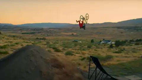 Cameron Zink y su increíble récord: un backflip de 33 metros sobre su mountain bike Cameron Zink y su increíble récord: un backflip de 33 metros sobre su mountain bike