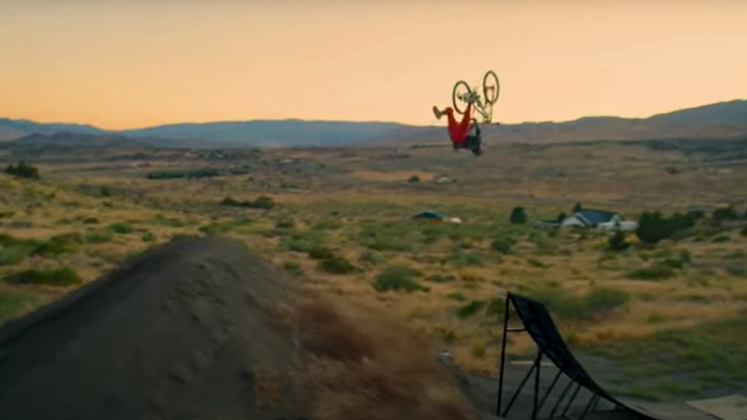 Cameron Zink y su increíble récord: un backflip de 33 metros sobre su mountain bike Cameron Zink y su increíble récord: un backflip de 33 metros sobre su mountain bike