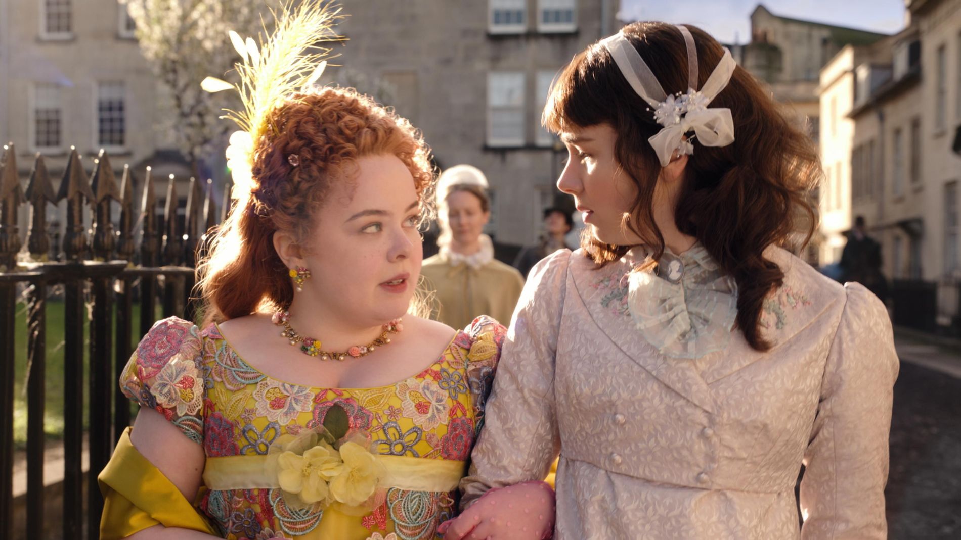 Nicola Coughlan y Claudia Jessie como Penelope y Eloise en 'Los Bridgerton'