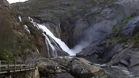 Tu Tiempo visita la Cascada del Ézaro en Galicia, única en la Península Tu Tiempo visita la Cascada del Ézaro en Galicia, única en la Península