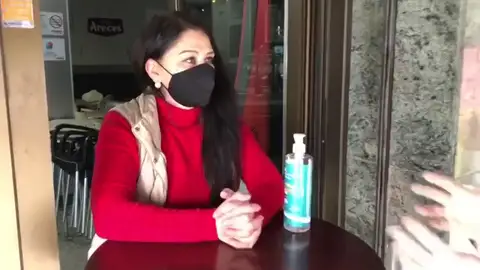 Una hostelera de Vilagarcía de Arousa podría enfrenarse a una multa de 15.000 euros por unos clientes que estaban bajo su toldo Una hostelera de Vilagarcía de Arousa podría enfrenarse a una multa de 15.000 euros por unos clientes que estaban bajo su toldo