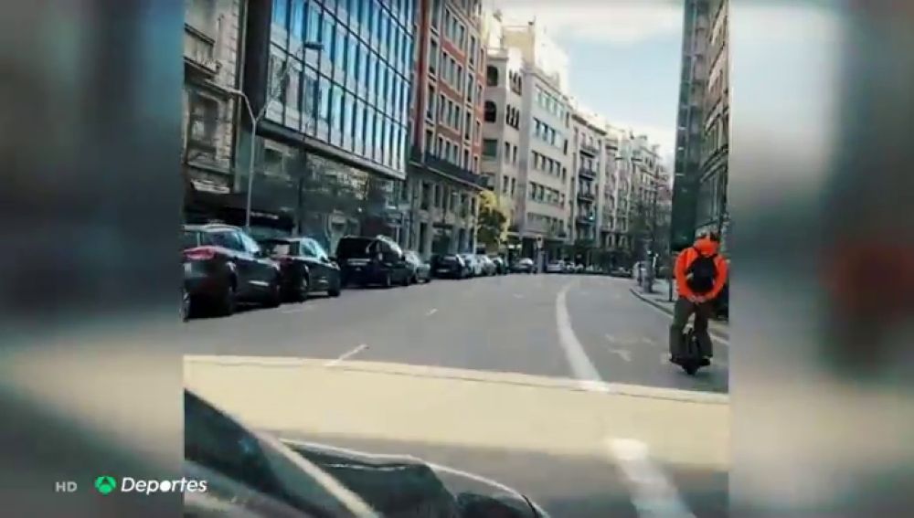 La tremenda imprudencia de un hombre circulando sobre su monociclo eléctrico a 70 kilómetros por hora por el centro de Barcelona