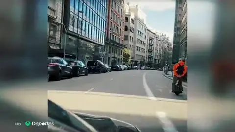 La tremenda imprudencia de un hombre circulando sobre su monociclo eléctrico a 70 kilómetros por hora por el centro de Barcelona La tremenda imprudencia de un hombre circulando sobre su monociclo eléctrico a 70 kilómetros por hora por el centro de Barcelona