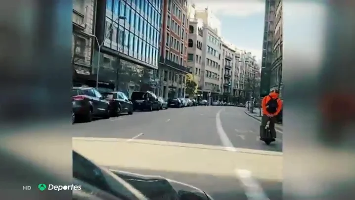 La tremenda imprudencia de un hombre circulando sobre su monociclo el&eacute;ctrico a 70 kil&oacute;metros por hora por el centro de Barcelona